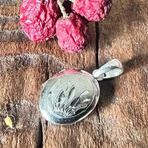 JF Sterling Navajo? Oval Locket Floral Etched Pendant Sterling Victorian Western